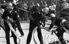 18.05.1978, Kazimierz Dolny, Polska
Festyn na Rynku, strażacy z wężem strażackim.
Fot. Jarosław Tarań, zbiory Ośrodka KARTA [78-24]