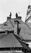 18.05.1978, Kazimierz Dolny, Polska
Kominiarze na dachu czyszczący kominy.
Fot. Jarosław Tarań, zbiory Ośrodka KARTA [78-24]