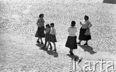 18.05.1978, Kazimierz Dolny, Polska
Cyganki na Rynku.
Fot. Jarosław Tarań, zbiory Ośrodka KARTA [78-24]