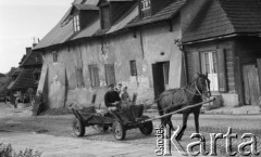 Sierpień 1978, Kazimierz Dolny, Polska
Rodzina jadąca na wozie, w tle dom.
Fot. Jarosław Tarań, zbiory Ośrodka KARTA [78-31]