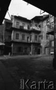 Październik 1978, Tarnów, Polska
Rynek, podwórko kamienicy, poduszki wietrzące się na balkonie.
Fot. Jarosław Tarań, zbiory Ośrodka KARTA [78-75]