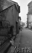 Październik 1978, Tarnów, Polska
Dziecko w berecie siedzące na murku przy ogrodzeniu.
Fot. Jarosław Tarań, zbiory Ośrodka KARTA [78-75]