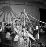 22.06.1978, Warszawa, Polska.
Zjednoczone Przedsiębiorstwa Rozrywkowe, polski taniec charakterystyczny - występ zespołu ludowego.
Fot. Jarosław Tarań, zbiory Ośrodka KARTA [78-34] 
