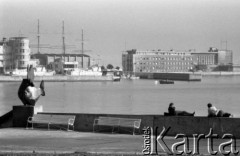 Wrzesień 1978, Gdynia, Polska
Nadmorski bulwar, przy zejściu na plażę rzeźba przedstawiająca ryby, w tle maszty żaglowca 