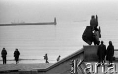 Wrzesień 1978, Gdynia, Polska
Nadmorski bulwar i fragment plaży, przy zejściu na plażę rzeźba przedstawiająca ryby, na horyzoncie płynące statki.
Fot. Jarosław Tarań, zbiory Ośrodka KARTA [78-1] 
