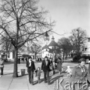 7.02.1978, Sopot, Polska
Fragment ulicy, rodziny z dziećmi na spacerze.
Fot. Jarosław Tarań, zbiory Ośrodka KARTA [78-038] 
