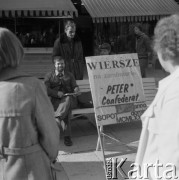 6.05.1978, Sopot, Polska
Miasto przed sezonem, poeta Peter Confederat oferujący wiersze na zamówienie.
Fot. Jarosław Tarań, zbiory Ośrodka KARTA [78-100]