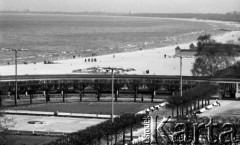 6.05.1978, Sopot, Polska
Kurort przed sezonem, fragment plaży i park przy molo.
Fot. Jarosław Tarań, zbiory Ośrodka KARTA [78-98] 
