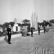 Wrzesień 1978, Hel, Polska
Uroczystości z okazji 600-lecia Helu, warta honorowa przy pomniku marynarzy poległych w obronie Helu w 1939 roku.
Fot. Jarosław Tarań, zbiory Ośrodka KARTA [78-87]