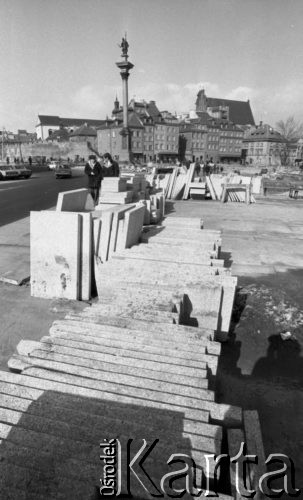 10.03.1978, Warszawa, Polska.
Plac Zamkowy w czasie przebudowy, nowe płytki chodnikowe.
Fot. Jarosław Tarań, zbiory Ośrodka KARTA [78-114] 
