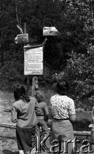 25.05.1978, Warszawa, Polska.
Kampinoski Park Narodowy, ludzie przed tablicą z regulaminem Parku.
Fot. Jarosław Tarań, zbiory Ośrodka KARTA [78-113] 
