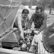 21.05.1979, Warszawa, Polska.
Polski Fiat 125 p z elektrycznym napędem. Mężczyźni sprawdzają silnik samochodu.
Fot. Jarosław Tarań, zbiory Ośrodka KARTA [79-63], udostepniła Danuta Kszczot-Tarań.