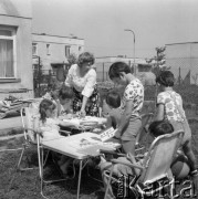 22.05.1979, Warszawa - Bródno, Polska.
Rodzinny Dom Dziecka - opiekunka prowadzi zajęcia z dziećmi siedzącymi przy stolikach. 
Fot. Jarosław Tarań, zbiory Ośrodka KARTA [79-22] 
