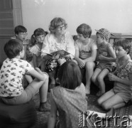 22.05.1979, Warszawa - Bródno, Polska.
Rodzinny Dom Dziecka - opiekunka czyta dzieciom książkę.
Fot. Jarosław Tarań, zbiory Ośrodka KARTA [79-22] 
