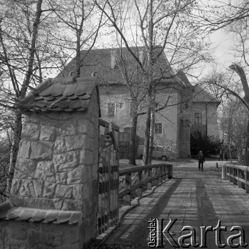 6.11.1979, Dębno k/Tarnowa, Polska.
Most prowadzący na zamek rycerski. Zabytek znajduje się w otoczeniu drzew.  
Fot. Jarosław Tarań, zbiory Ośrodka KARTA [79-64]