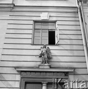 23.08.1979, Tarnów, Polska.
Sakralna rzeźba nad wejściem do apteki. 
Fot. Jarosław Tarań, zbiory Ośrodka KARTA [79-9]