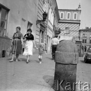 23.08.1979, Tarnów, Polska.
Rynek miasta - dwie kobiety z dzieckiem. W oddali widoczne są zabytkowe kamienice.
Fot. Jarosław Tarań, zbiory Ośrodka KARTA [79-9] 
