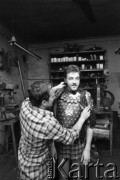 23.08.1979, Tarnów, Polska.
Pracownia płatnerska M. Mikuły - przymierzanie zbroi.
Fot. Jarosław Tarań, zbiory Ośrodka KARTA [79-8]