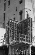 26.05.1979, Warszawa, Polska.
Budowa wieżowca LOT-u. Robotnicy pracują na rusztowaniach.
Fot. Jarosław Tarań, zbiory Ośrodka KARTA [79-17]