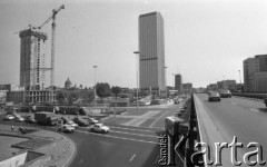 26.05.1979, Warszawa, Polska.
Widok na Śródmieście - budowa wieżowca LOT-u (na lewo), wieżowiec Intraco II (na prawo). Ruch uliczny na Alejach Jerozolimskich, Alei Jana Pawła II i ulicy Tytusa Chałubińskiego. 
Fot. Jarosław Tarań, zbiory Ośrodka KARTA [79-17]