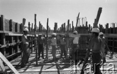 4-5.06.1979, Orzechowo, Polska.
Budowa oczyszczalni ścieków - robotnicy podczas pracy.
Fot. Jarosław Tarań, zbiory Ośrodka KARTA [79-60] 
