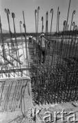 4-5.06.1979, Orzechowo, Polska.
Budowa oczyszczalni ścieków - robotnicy podczas pracy.
Fot. Jarosław Tarań, zbiory Ośrodka KARTA [79-60]