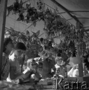 Sierpień 1979, Wysokie Mazowieckie, woj. łomżyńskie, Polska.
Dzieci i młodzież przy straganie z odpustowymi wiatraczkami.
Fot. Jarosław Tarań, zbiory Ośrodka KARTA [79-6] 
