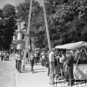 Sierpień 1979, Wysokie Mazowieckie, woj. łomżyńskie, Polska.
Odpust, stragany z zabawkami i biżuterią. W oddali, między drzewami, widoczna jest fasada kościoła.
Fot. Jarosław Tarań, zbiory Ośrodka KARTA [79-6]