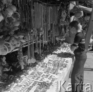 Sierpień 1979, Wysokie Mazowieckie, woj. łomżyńskie, Polska.
Odpust - chłopiec przy straganie z zabawkami i biżuterią.
Fot. Jarosław Tarań, zbiory Ośrodka KARTA [79-6]