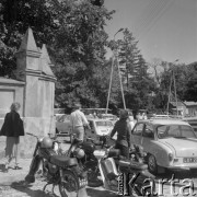 Sierpień 1979, Wysokie Mazowieckie, woj. łomżyńskie, Polska.
Odpust - zaparkowane przed kościołem samochody i motocykle. W oddali widoczne są drzewa.
Fot. Jarosław Tarań, zbiory Ośrodka KARTA [79-6]