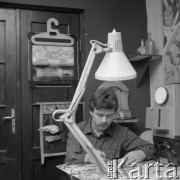 19.03.1979, Warszawa, Polska.
Grafik Andrzej Popiel podczas pracy w swojej pracowni.
Fot. Jarosław Tarań, zbiory Ośrodka KARTA [79-7] 
