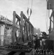 29.09.1979, Warszawa, Polska.
Budowa wiaduktu Trasy Toruńskiej - robotnicy przy pracy.
Fot. Jarosław Tarań, zbiory Ośrodka KARTA [79-3]