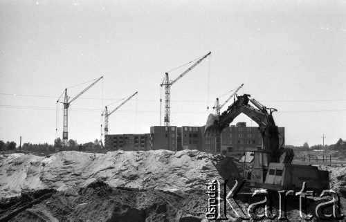 4-5.06.1979, Warszawa, Polska.
Budowa osiadla mieszkaniowego na Bemowie - koparka przesypująca piasek. W oddali widoczne są dźwigi i budowane bloki mieszkalne.
Fot. Jarosław Tarań, zbiory Ośrodka KARTA [79-60]