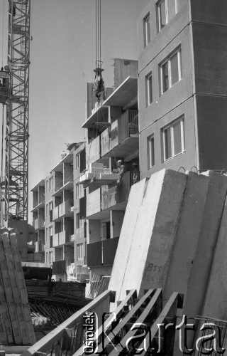 4-5.06.1979, Warszawa, Polska.
Budowa osiadla mieszkaniowego na Bemowie - transport surowców budowlanych za pomocą dźwigu.
Fot. Jarosław Tarań, zbiory Ośrodka KARTA [79-60] 
