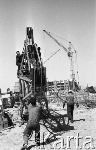 4-5.06.1979, Warszawa, Polska.
Budowa osiadla mieszkaniowego na Bemowie - robotnicy podczas pracy. W oddali widoczne są dźwigi oraz budowane bloki mieszkalne.
Fot. Jarosław Tarań, zbiory Ośrodka KARTA [79-60] 
