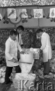 12.10.1979, Gorzów Wielkopolski, woj. gorzowskie, Polska.
Kiszenie kapusty - mężczyźni szatkują główki kapusty.
Fot. Jarosław Tarań, zbiory Ośrodka KARTA [79-56]
