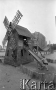 13.10.1979, Gorzów Wielkopolski, woj. gorzowskie, Polska.
Osiedle mieszkaniowe - plac zabaw. Dzieci bawią się na drewnianej zabawce w kształcie wiatraka. W oddali widoczny jest blok mieszkalny.
Fot. Jarosław Tarań, zbiory Ośrodka KARTA [79-57]