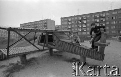 13.10.1979, Gorzów Wielkopolski, woj. gorzowskie, Polska.
Osiedle mieszkaniowe - plac zabaw. Dzieci bawiące się na drewnianej zabawce w kształcie samolotu. W oddali widoczne są bloki mieszkalne.
Fot. Jarosław Tarań, zbiory Ośrodka KARTA [79-57] 
