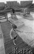 13.10.1979, Gorzów Wielkopolski, woj. gorzowskie, Polska.
Osiedle mieszkaniowe - plac zabaw. Dzieci bawią się na wiszących mostkach. W oddali widoczne są bloki mieszkalne.
Fot. Jarosław Tarań, zbiory Ośrodka KARTA [79-57] 
