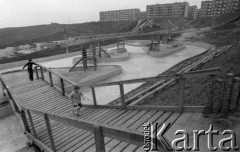 13.10.1979, Gorzów Wielkopolski, woj. gorzowskie, Polska.
Osiedle mieszkaniowe - plac zabaw dla dzieci. W oddali widoczne są garaże oraz bloki mieszkalne.
Fot. Jarosław Tarań, zbiory Ośrodka KARTA [79-57] 
