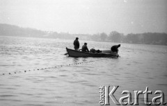 20-21.11.1979, Ostróda, woj. Olsztyn, Polska.
Rybacy z Zespołu Rybackiego Ostróda podczas połowu.
Fot. Jarosław Tarań, zbiory Ośrodka KARTA [79-18]