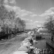 Kwiecień 1979, Ostrołęka lub Pułtusk, Polska.
Miasto po powodzi - worki z piaskiem ułożone wzdłuż drogi, podtopione budynki mieszkalne. 
Fot. Jarosław Tarań, zbiory Ośrodka KARTA [79-32]