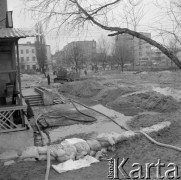 3-4.04.1979, Ostrołęka, Polska.
Powódź - wypompowywanie wody z zalanych piwnic. Na pierwszym planie widoczne są worki z piaskiem, w oddali - drzewa oraz zabudowa mieszkalana.
Fot. Jarosław Tarań, zbiory Ośrodka KARTA [79-30]