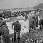 3-4.04.1979, Ostrołęka, Polska.
Umacnianie wałów przeciwpowodziowych - żołnierze wsypujący piasek do worków. 
Fot. Jarosław Tarań, zbiory Ośrodka KARTA [79-30]