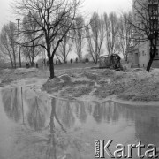 3-4.04.1979, Ostrołęka, Polska.
Sprzątanie miasta po powodzi. W oddali widoczne są drzewa oraz blok mieszkalny.
Fot. Jarosław Tarań, zbiory Ośrodka KARTA [79-30]