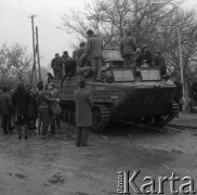 3-4.04.1979, Ostrołęka, Polska.
Pomoc żołnierzy w usuwaniu skutków powodzi. Ludność cywilna przy opancerzonym pojeździe wojskowym.
Fot. Jarosław Tarań, zbiory Ośrodka KARTA [79-30]