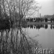 3-4.04.1979, Ostrołęka, Polska.
Powódź - grupa osób na drodze.
Fot. Jarosław Tarań, zbiory Ośrodka KARTA [79-30]