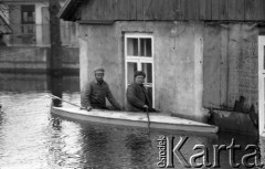 3-4.04.1979, Ostrołęka okolice, Polska.
Powódź - zatopione domy mieszkalne. Powodzianie w kajaku.
Fot. Jarosław Tarań, zbiory Ośrodka KARTA [79-25]