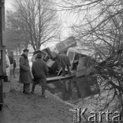 Marzec 1979, Wyszków okolice, woj. Ostrołęka, Polska.
Skutki powodzi - ludzie oglądają przewrócony samochód ciężarowy.
Fot. Jarosław Tarań, zbiory Ośrodka KARTA [79-24]