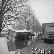 Marzec 1979, Wyszków okolice, woj. Ostrołęka, Polska.
Pracownicy pogotowia technicznego wyciągają z wody samochód ciężarowy.
Fot. Jarosław Tarań, zbiory Ośrodka KARTA [79-24]
